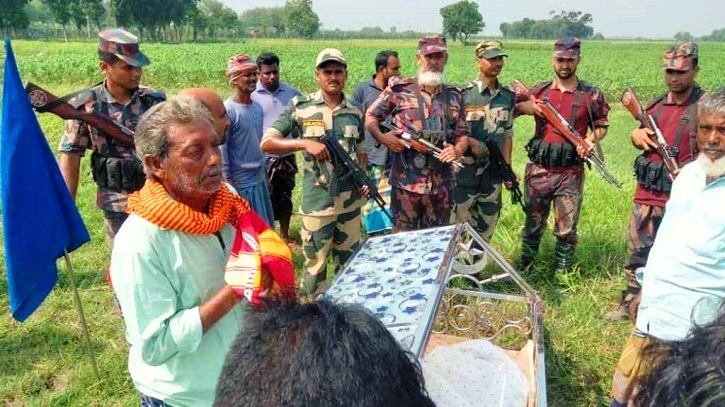 সীমান্তে শেষবারের মতো মায়ের মুখ দেখলেন দুই মেয়ে
