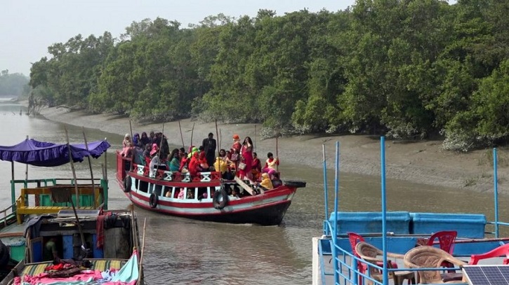 বিশ্ব ঐতিহ্য ষাটগম্বুজ সুন্দরবনে পর্যটকদের উপচেপড়া ভিড় বিশ্ব ঐতিহ্য ষাটগম্বুজ সুন্দরবনে পর্যটকদের উপচেপড়া ভিড়