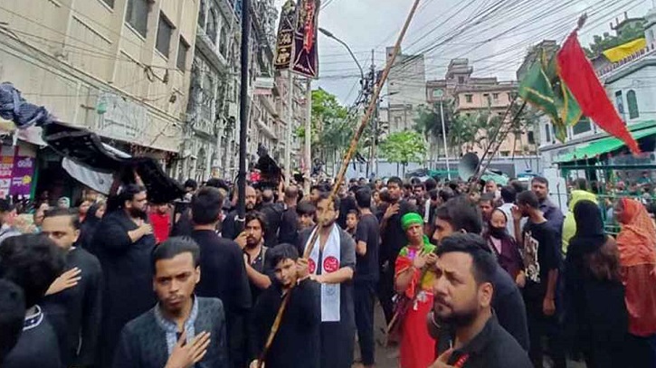 হোসেনি দালান থেকে বের হয়েছে তাজিয়া মিছিল হোসেনি দালান থেকে বের হয়েছে তাজিয়া মিছিল