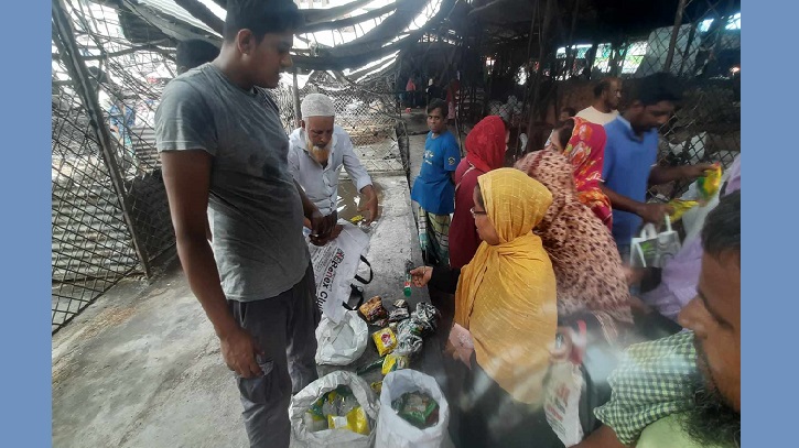 জোড়াতালি দিয়ে কেনাবেচা চলছে পুড়ে যাওয়া কৃষি মার্কেটে জোড়াতালি দিয়ে কেনাবেচা চলছে পুড়ে যাওয়া কৃষি মার্কেটে