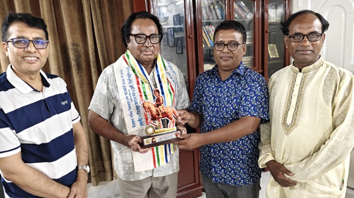 বীরাঙ্গনা সখিনা অ্যাওয়ার্ড গ্রহণ করলেন চিত্রনায়ক উজ্জ্বল বীরাঙ্গনা সখিনা অ্যাওয়ার্ড গ্রহণ করলেন চিত্রনায়ক উজ্জ্বল