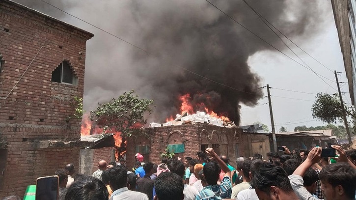 গাজীপুরে ঝুটগুদামে আগুন গাজীপুরে ঝুটগুদামে আগুন