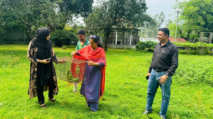 ঠাকুরগাঁও সীমান্তে পাচারকালে ছয়টি টিয়া পাখি জব্দ. আটক ৩ ঠাকুরগাঁও সীমান্তে পাচারকালে ছয়টি টিয়া পাখি জব্দ. আটক ৩