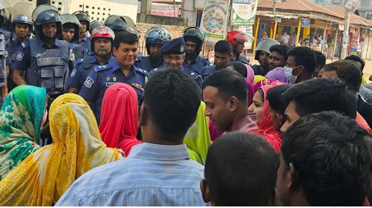 বেতন বোনাসের দাবিতে গাজীপুরে শ্রমিকদের বিক্ষোভ বেতন বোনাসের দাবিতে গাজীপুরে শ্রমিকদের বিক্ষোভ