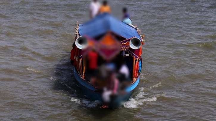 নৌকায় মদ্যপান করে অশ্লীল নৃত্য, চার নারীসহ গ্রেপ্তার ১৪