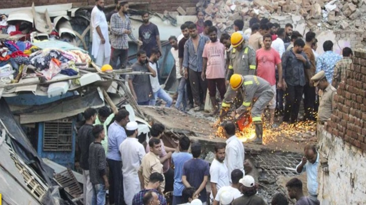 ভারতে ধসে পড়ল তিনতলা ভবন, প্রাণহানি ১০ ভারতে ধসে পড়ল তিনতলা ভবন, প্রাণহানি ১০