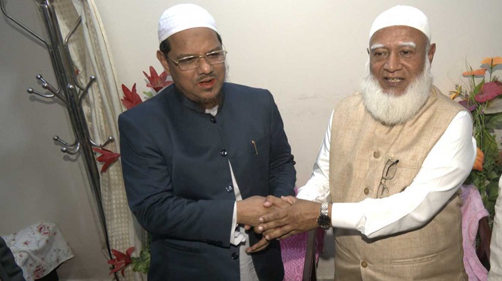 চরমোনাই পীরের বাড়িতে গেলেন জামায়াতের আমির চরমোনাই পীরের বাড়িতে গেলেন জামায়াতের আমির